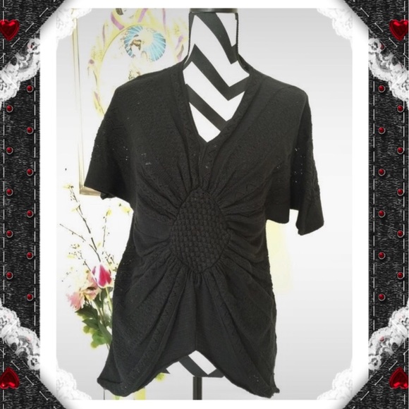 Super Cute Black Short Sleeve Knit Top - Picture 2 of 6